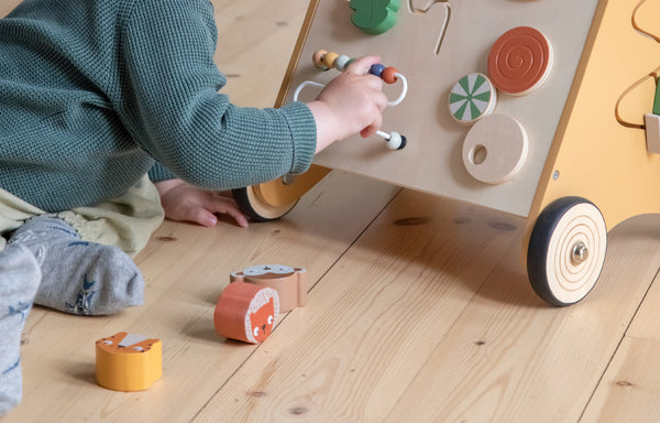 Guide to the Crawling Stage: Help Your Baby Towards the First Steps