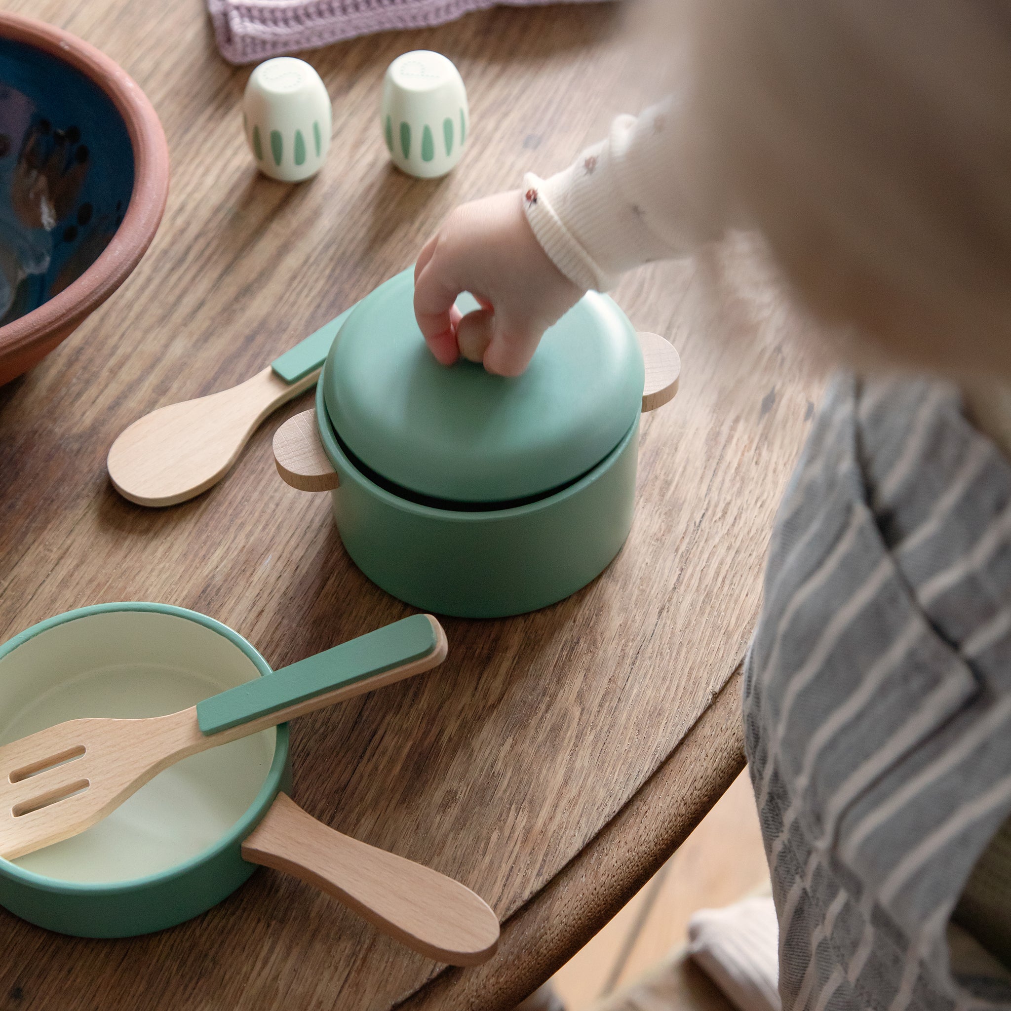 Kitchen pot and pan set - Sebra Play - Sage Green
